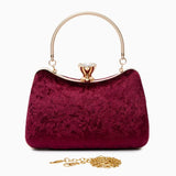 Sara | Weinrote Samt-Clutch mit Schmuckverschluss & Metallgriff – Elegante Abendtasche für Damen – Weinrot