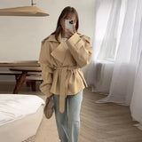 Yalin | Kurzer Trenchcoat Mit Gürtel – Beige