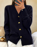 Irmgard – Weicher Cardigan mit Herzknöpfen – Schwarz