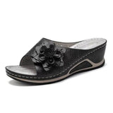 Pieterse – Orthopädische Keilabsatzsandalen Mit Blumenausschnitt – Schwarz