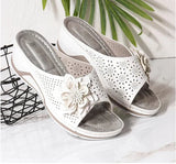 Pieterse – Orthopädische Keilabsatzsandalen Mit Blumenausschnitt – Weiß