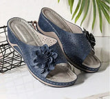 Pieterse – Orthopädische Keilabsatzsandalen Mit Blumenausschnitt – Blau