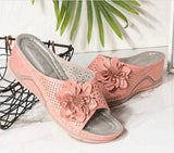 Pieterse – Orthopädische Keilabsatzsandalen Mit Blumenausschnitt – Rosa