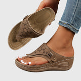 Tabitha | Damen Bequeme Sandalen mit Zehensteg – Braun