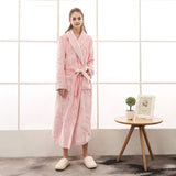 Unisex Bademantel lang mit Gürtel, Schalkragen und aufgesetzten Taschen – Rosa