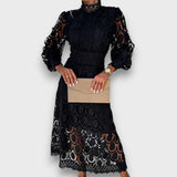 Charlotte – Romantisches Midikleid mit betonter Taille – Schwarz