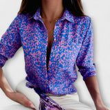 Lorena – Hemdbluse mit grafischem Print und Retro-Flair – Violettmuster