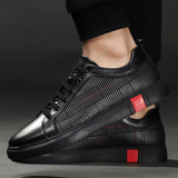 Kai - flache Sneakers mit Schnürsenkeln vorne – Schwarz